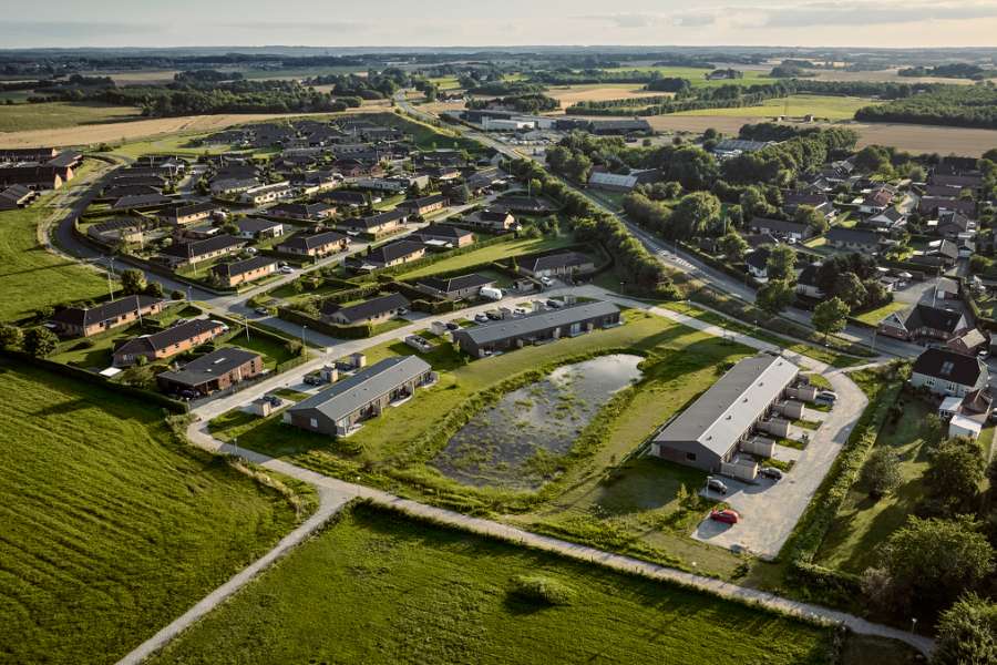 Vergangenheit und Zukunft treffen sich in stahlverkleideten Reihenhäusern mit Geschichte im Hinterhof, Jernaldervej 8, 8600 Silkeborg, Dänemark